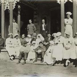 Australian soldiers and nurses in Bathurst in World War I