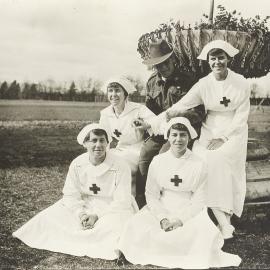 Australian soldier and nurses in Bathurst in World War I