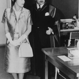 Professor Michael J. Blunt touring Queen Elizabeth II through the Wallace Wurth Building 