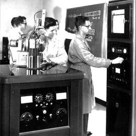 School of Metallurgy - Undergraduate students in Xray diffraction laboratory