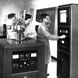 School of Metallurgy - Students in X-ray diffraction class