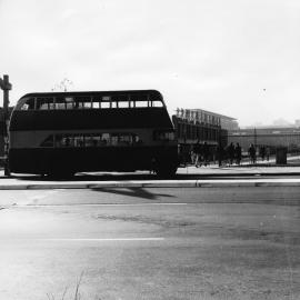 Students pass from the bus at Anzac Parade gateway. 